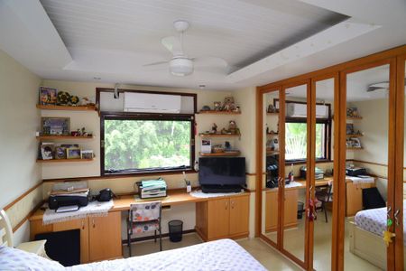 Casa de condomínio à venda com 432m², 4 quartos e 3 vagasSuíte