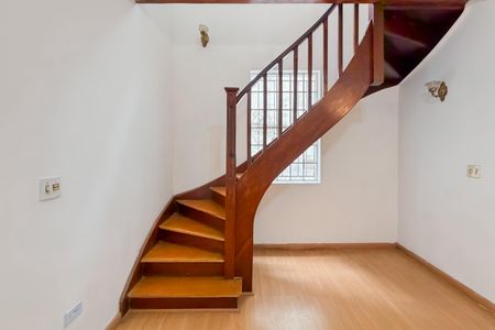 Casa para alugar com 200m², 4 quartos e 4 vagasEscada