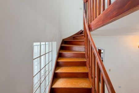 Casa para alugar com 200m², 4 quartos e 4 vagasEscada