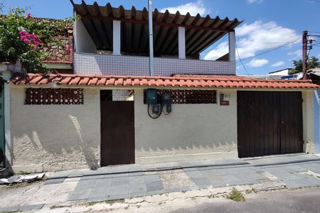Casa de condomínio à venda com 180m², 3 quartos e 2 vagas Casa de condomínio à venda com 180m², 3 quartos e 2 vagasFachada