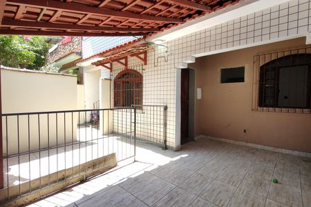 Casa de condomínio à venda com 180m², 3 quartos e 2 vagas Casa de condomínio à venda com 180m², 3 quartos e 2 vagasQuintal
