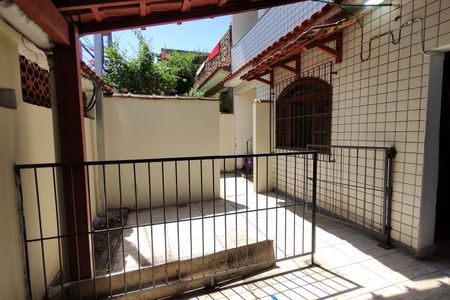 Casa de condomínio à venda com 180m², 3 quartos e 2 vagas Casa de condomínio à venda com 180m², 3 quartos e 2 vagasQuintal