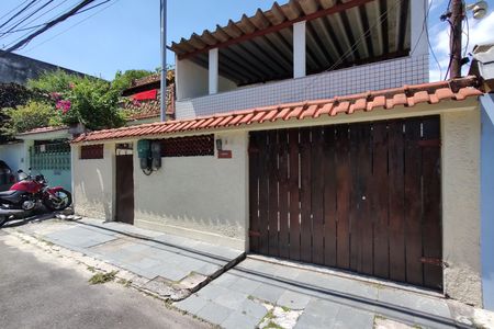 Casa de condomínio à venda com 180m², 3 quartos e 2 vagas Casa de condomínio à venda com 180m², 3 quartos e 2 vagasFachada