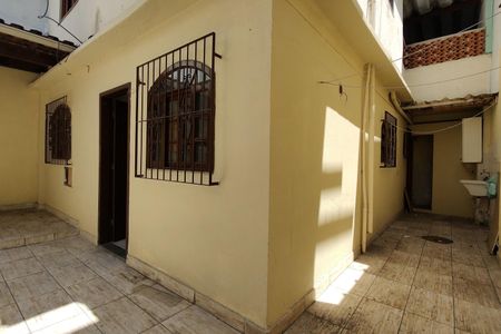 Casa de condomínio à venda com 180m², 3 quartos e 2 vagas Casa de condomínio à venda com 180m², 3 quartos e 2 vagasFachada