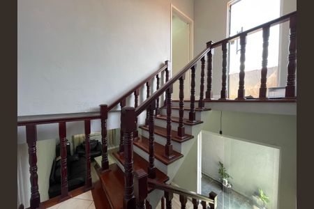 Casa à venda com 130m², 3 quartos e 2 vagasEscada