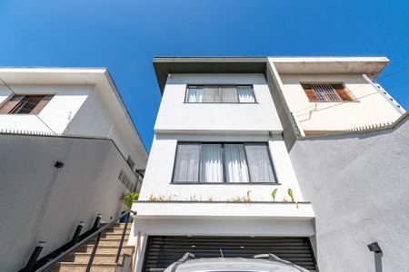 Casa à venda com 300m², 3 quartos e 2 vagas Casa à venda com 300m², 3 quartos e 2 vagasFachada