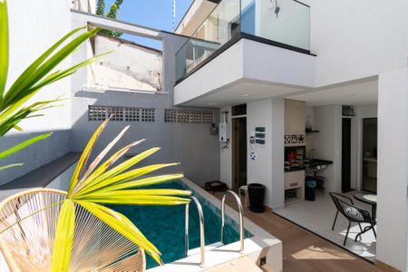 Casa à venda com 300m², 3 quartos e 2 vagas Casa à venda com 300m², 3 quartos e 2 vagasPiscina
