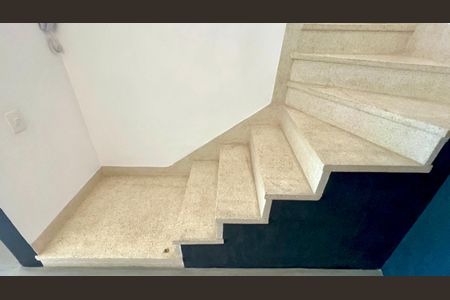 Apartamento à venda com 117m², 2 quartos e 1 vagaEscada