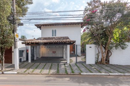 Casa para alugar com 393m², 4 quartos e 2 vagasFachada