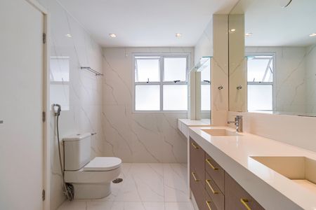 Apartamento à venda com 220m², 3 quartos e 3 vagasBanheiro da Suíte 1