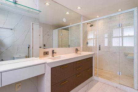 Apartamento à venda com 220m², 3 quartos e 3 vagasBanheiro da Suíte 1