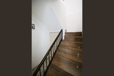 Casa para alugar com 69m², 2 quartos e 2 vagas Casa para alugar com 69m², 2 quartos e 2 vagasEscada