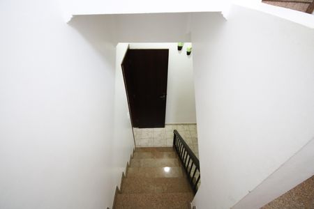 Casa para alugar com 69m², 2 quartos e 2 vagas Casa para alugar com 69m², 2 quartos e 2 vagasEscada