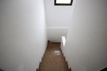 Casa para alugar com 69m², 2 quartos e 2 vagas Casa para alugar com 69m², 2 quartos e 2 vagasEscada