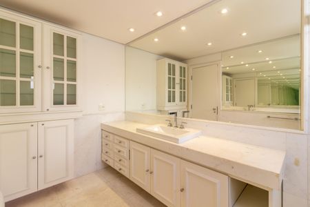 Apartamento à venda com 230m², 2 quartos e 3 vagasBanheiro da Suíte