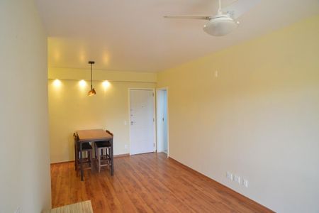 Sala de apartamento para alugar com 2 quartos, 82m² em Barra da Tijuca, Rio de Janeiro