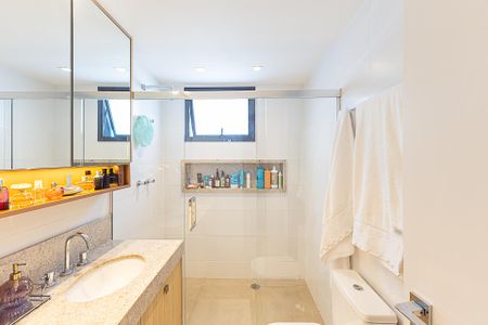 Apartamento à venda com 150m², 3 quartos e 2 vagas Apartamento à venda com 150m², 3 quartos e 2 vagasBanheiro da Suíte 1