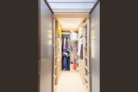 Apartamento à venda com 150m², 3 quartos e 2 vagas Apartamento à venda com 150m², 3 quartos e 2 vagasCloset da Suíte 1