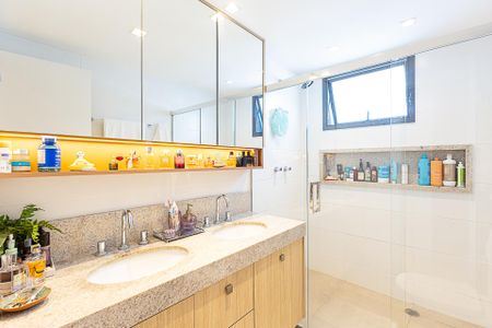 Apartamento à venda com 150m², 3 quartos e 2 vagas Apartamento à venda com 150m², 3 quartos e 2 vagasBanheiro da Suíte 1