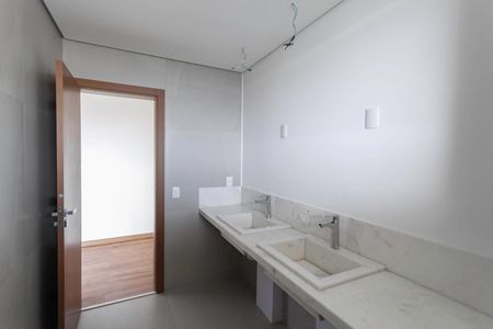 Apartamento à venda com 302m², 3 quartos e 4 vagas Apartamento à venda com 302m², 3 quartos e 4 vagasBanheiro da suíte 2