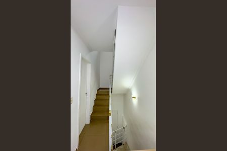 Casa de condomínio à venda com 128m², 3 quartos e 2 vagasEscada