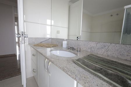 Apartamento à venda com 272m², 4 quartos e 3 vagas Apartamento à venda com 272m², 4 quartos e 3 vagasBanheiro 2