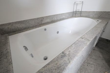 Apartamento à venda com 272m², 4 quartos e 3 vagas Apartamento à venda com 272m², 4 quartos e 3 vagasBanheiro Suíte 2