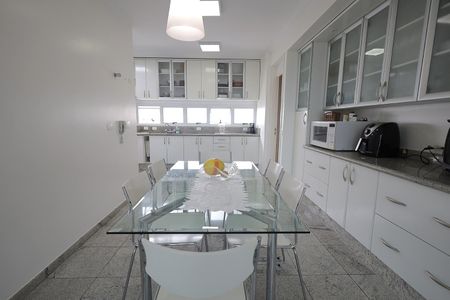 Apartamento à venda com 272m², 4 quartos e 3 vagas Apartamento à venda com 272m², 4 quartos e 3 vagasCozinha