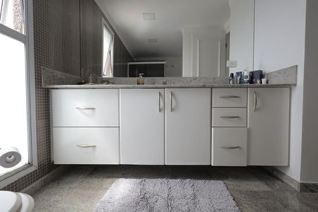 Apartamento à venda com 272m², 4 quartos e 3 vagas Apartamento à venda com 272m², 4 quartos e 3 vagasBanheiro Suíte 2