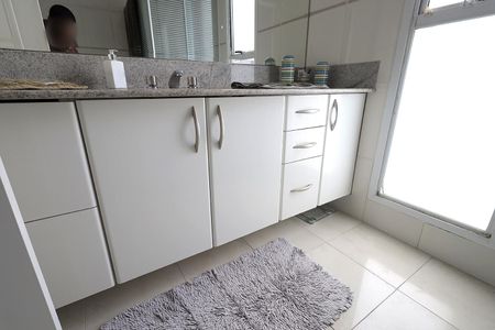 Apartamento à venda com 272m², 4 quartos e 3 vagas Apartamento à venda com 272m², 4 quartos e 3 vagasBanheiro 2
