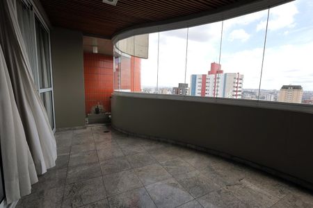 Apartamento à venda com 272m², 4 quartos e 3 vagas Apartamento à venda com 272m², 4 quartos e 3 vagasSacada