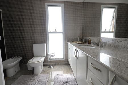Apartamento à venda com 272m², 4 quartos e 3 vagas Apartamento à venda com 272m², 4 quartos e 3 vagasBanheiro Suíte 2
