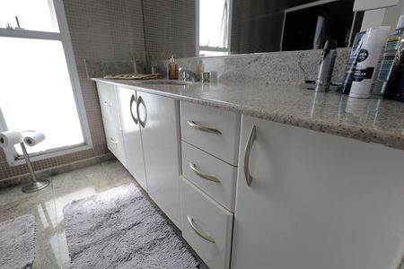 Apartamento à venda com 272m², 4 quartos e 3 vagas Apartamento à venda com 272m², 4 quartos e 3 vagasBanheiro Suíte 2