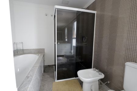 Apartamento à venda com 272m², 4 quartos e 3 vagas Apartamento à venda com 272m², 4 quartos e 3 vagasBanheiro Suíte 2