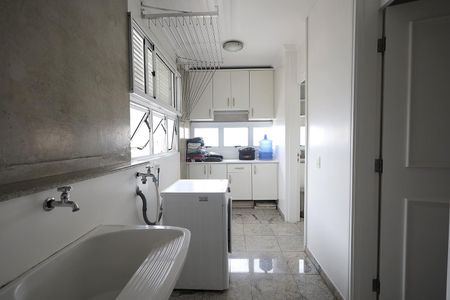 Apartamento à venda com 272m², 4 quartos e 3 vagas Apartamento à venda com 272m², 4 quartos e 3 vagasÁrea de Serviço