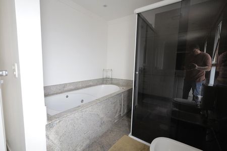Apartamento à venda com 272m², 4 quartos e 3 vagas Apartamento à venda com 272m², 4 quartos e 3 vagasBanheiro Suíte 2