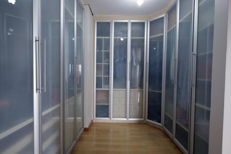 Apartamento à venda com 272m², 4 quartos e 3 vagas Apartamento à venda com 272m², 4 quartos e 3 vagasCloset