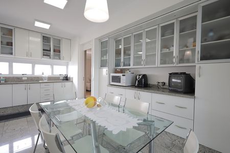 Apartamento à venda com 272m², 4 quartos e 3 vagas Apartamento à venda com 272m², 4 quartos e 3 vagasCozinha