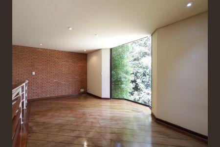 Casa para alugar com 1000m², 4 quartos e 8 vagasCorredor