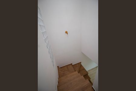 Escada de casa para alugar com 2 quartos, 75m² em Vila São Vicente, São Paulo