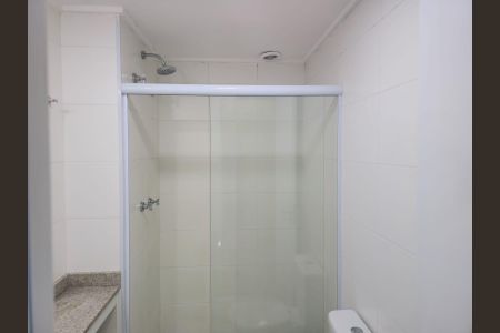 Banheiro social  de kitnet/studio para alugar com 1 quarto, 40m² em Vila Camargos, Guarulhos