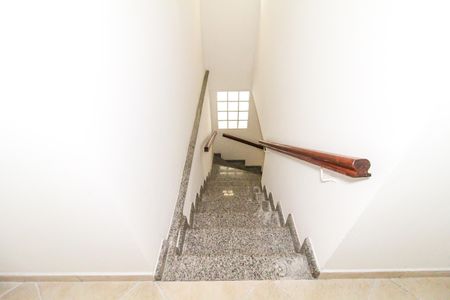 Casa à venda com 120m², 4 quartos e 2 vagas Casa à venda com 120m², 4 quartos e 2 vagasEscada