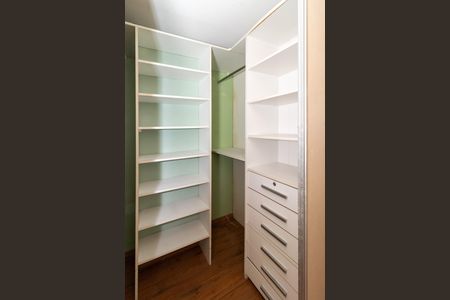 Apartamento à venda com 84m², 2 quartos e 2 vagas Apartamento à venda com 84m², 2 quartos e 2 vagasCloset da Suíte