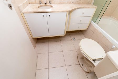 Apartamento à venda com 84m², 2 quartos e 2 vagas Apartamento à venda com 84m², 2 quartos e 2 vagasBanheiro da Suíte