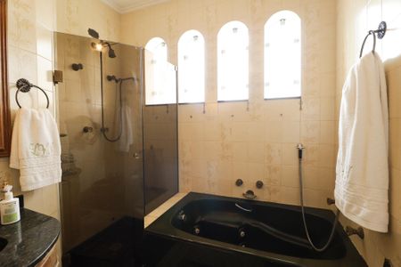 Casa à venda com 470m², 2 quartos e 7 vagasBanheiro da Suíte 2