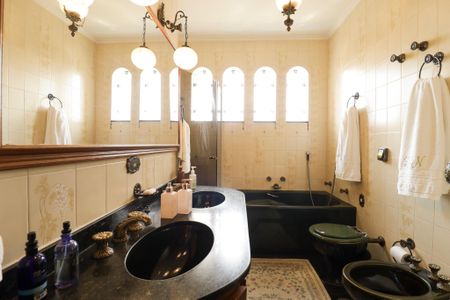 Casa à venda com 470m², 2 quartos e 7 vagasBanheiro da Suíte 2