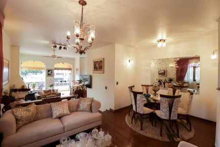 Casa à venda com 470m², 2 quartos e 7 vagasSala