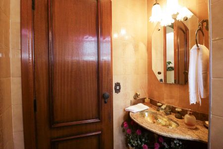 Casa à venda com 470m², 2 quartos e 7 vagasLavabo