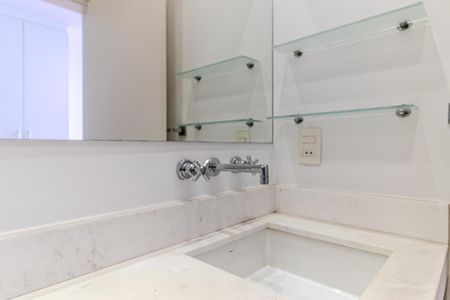 Apartamento à venda com 300m², 4 quartos e 3 vagas Apartamento à venda com 300m², 4 quartos e 3 vagasBanheiro da Suíte 1