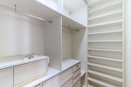 Apartamento à venda com 300m², 4 quartos e 3 vagas Apartamento à venda com 300m², 4 quartos e 3 vagasCloset da Suíte 2